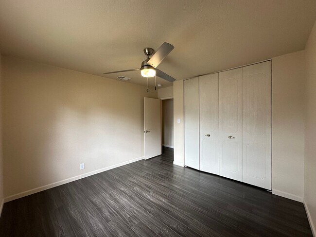 Building Photo - Upgraded Three Bedroom Duplex!