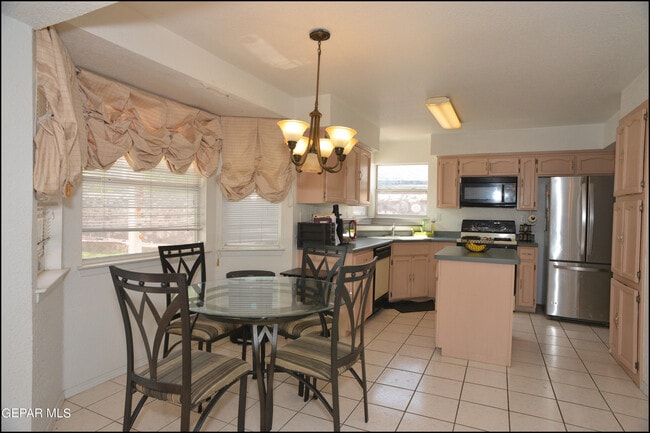 Building Photo - 7528 Luz De Lumbre Ave