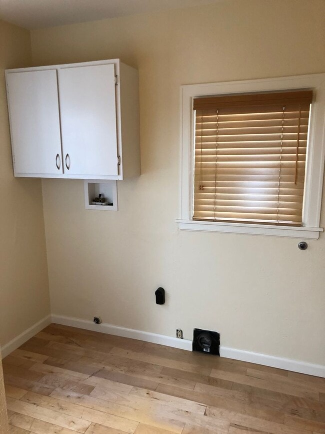 Building Photo - 2 Bedroom, 1 Bathroom Home - Close to Oregon Tech & Sky Lakes!