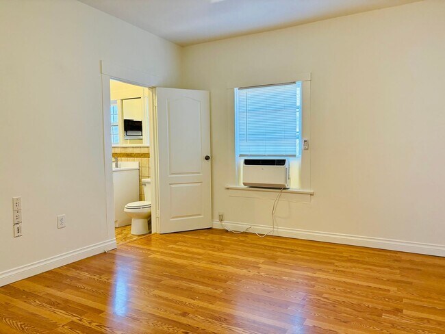 Building Photo - 2130 W 29th Pl