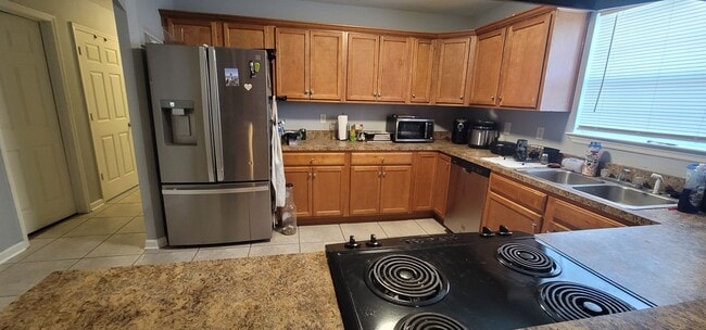 Building Photo - MODERN 3/2 w/ Garage, Fenced Yard, Washer/...
