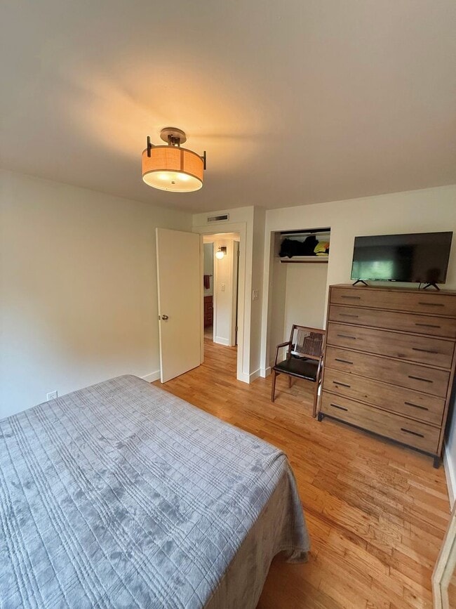 Building Photo - 3 BR West Seattle Home – Cozy and Convenie...