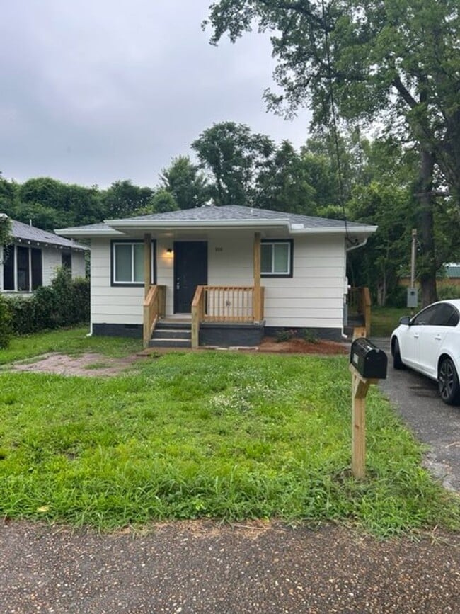 Building Photo - Charming Chattanooga Home Conveniently Located Near Downtown