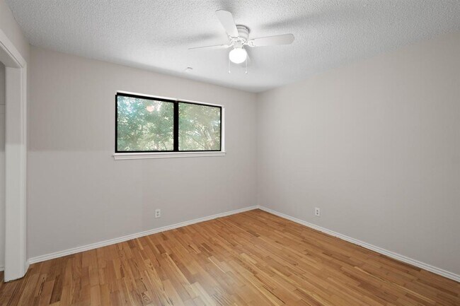 Building Photo - 2218 Bahama Rd