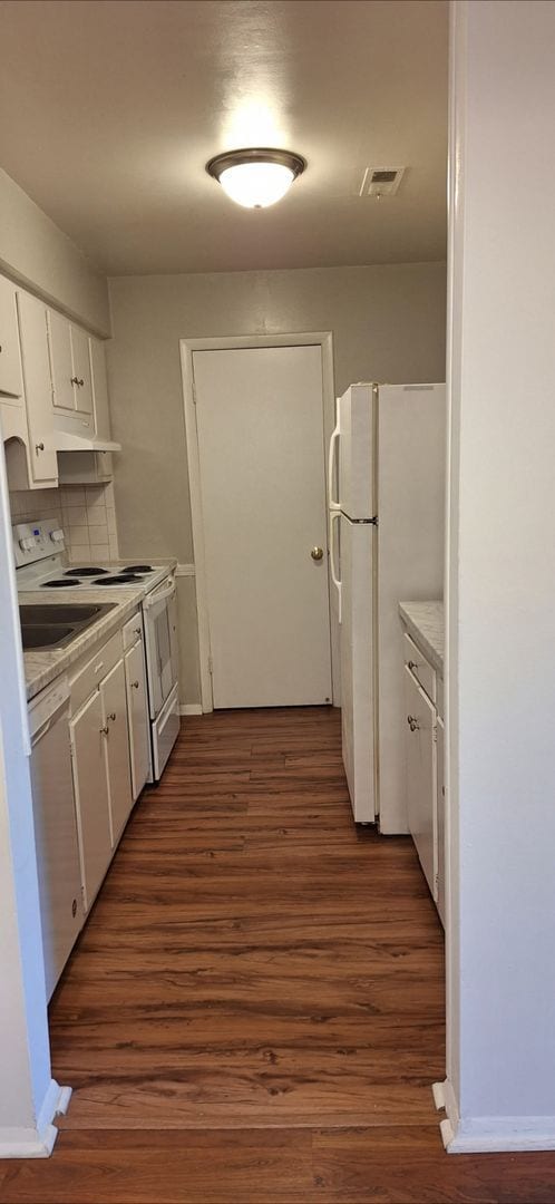 Building Photo - 2 Bedroom 1 1/2 Bath with Den, beautiful tree-lined property off Western Blvd in Raleigh.