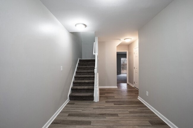 Building Photo - Beautiful Townhouse w/ 1st Floor Bedroom