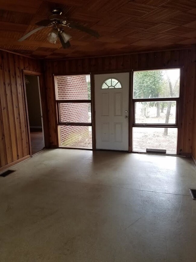 Building Photo - City Living!!