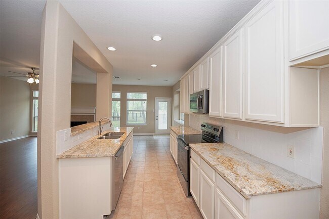 Building Photo - 10411 Village Lake Dr