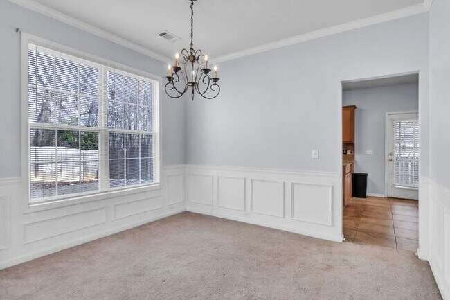 Building Photo - Spacious 4BR Home w/ Screened Porch, Fenced Yard & Great Location