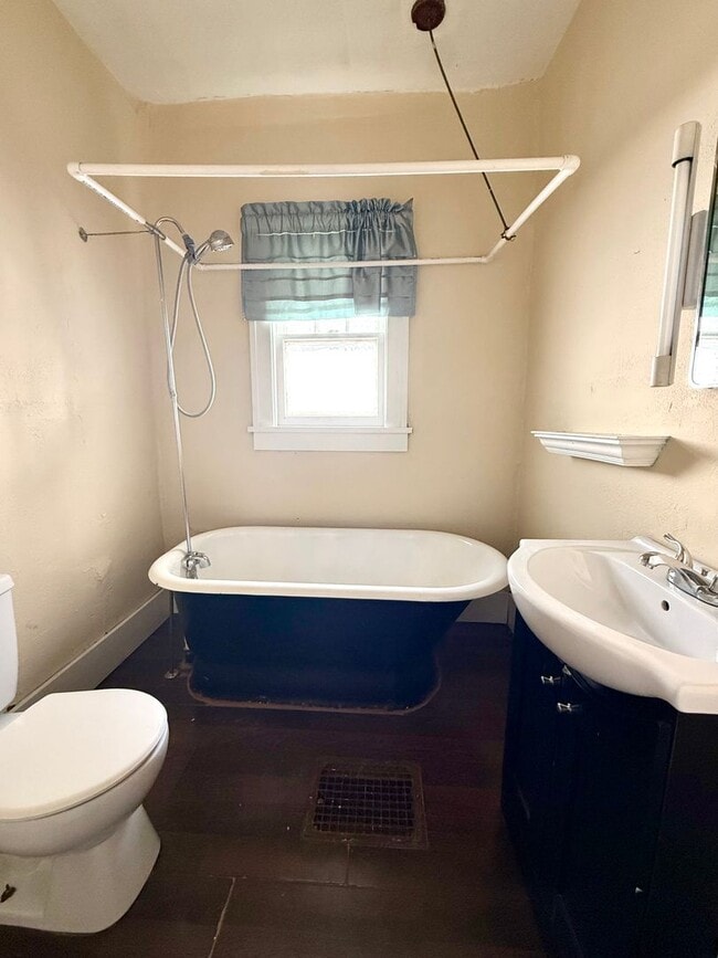 Building Photo - SW 3 Bedroom 1 Bath