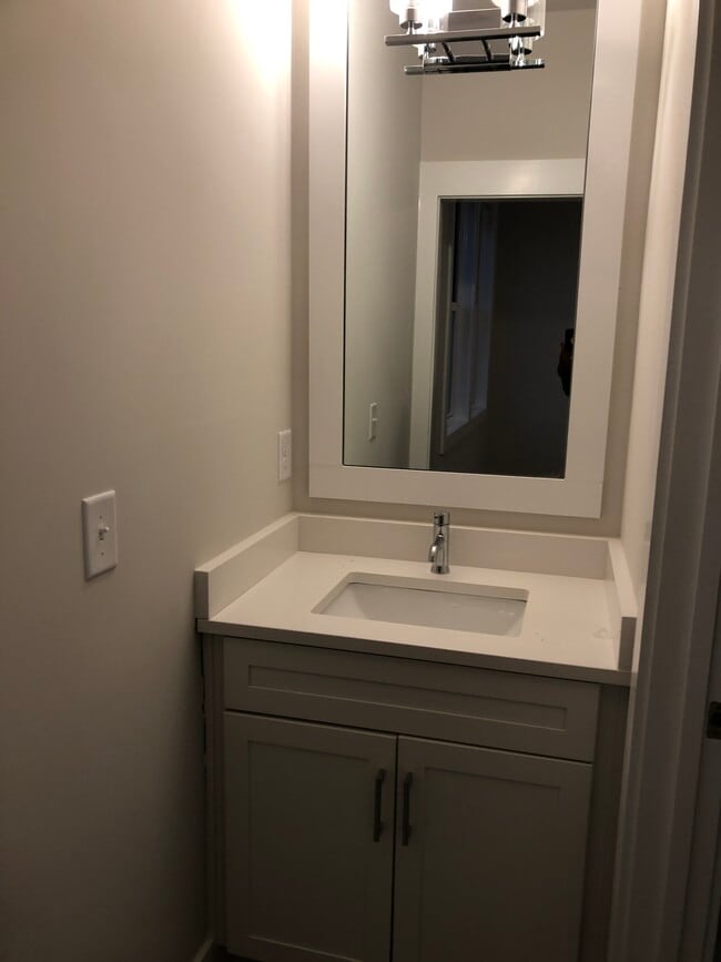 Building Photo - 924 Caruthers Ave