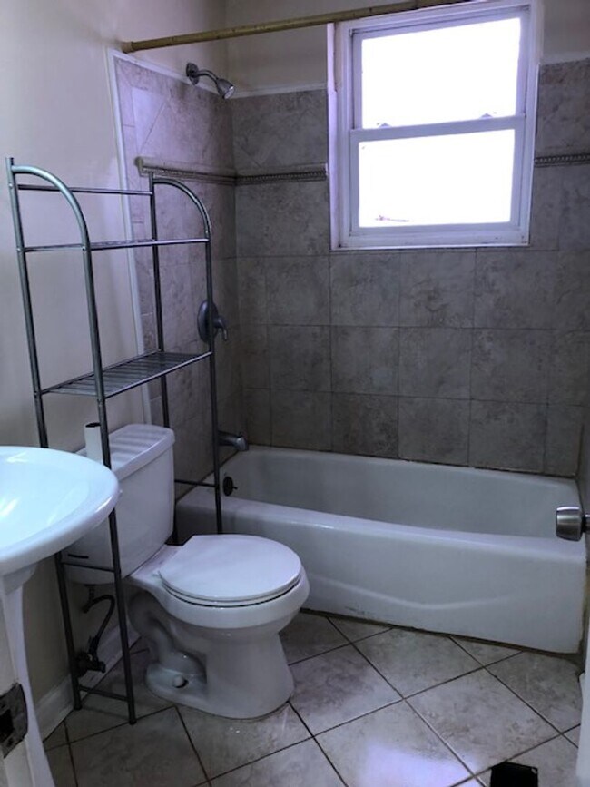 Building Photo - 414 E Park Ave