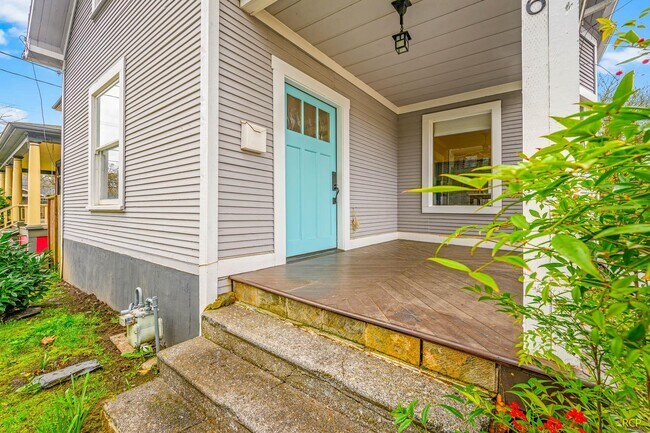 Building Photo - 626 NE Russell St