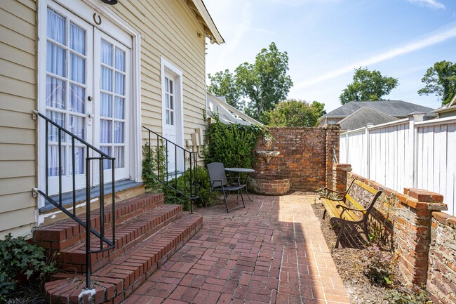 Building Photo - 241 Laurens St SW