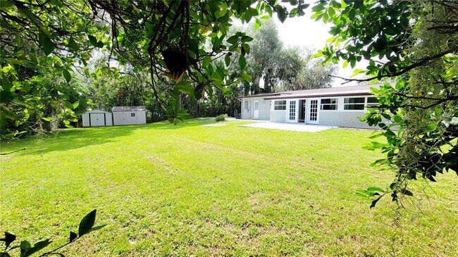 Building Photo - 1068 W Lakeshore Dr