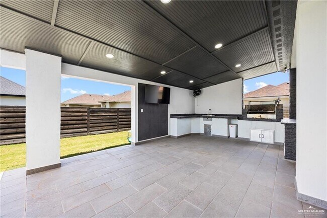 Building Photo - 1615 Lago Delton