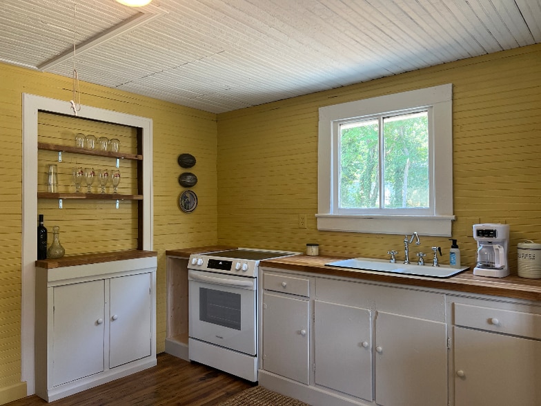 Building Photo - 614 W Holt St