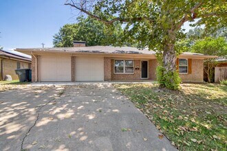 Building Photo - 3/2/2 in Quiet Sherman Neighborhood Near F...