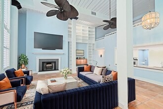 Building Photo - Stylish City Living in Historic Charleston