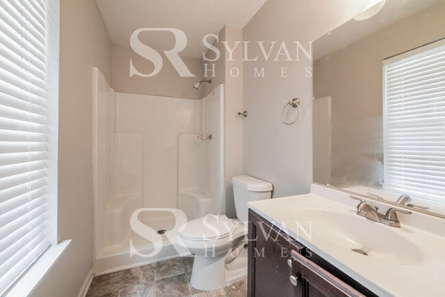 Building Photo - Immerse yourself in comfort and convenience