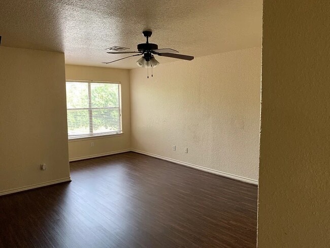Building Photo - 115 Vista Way