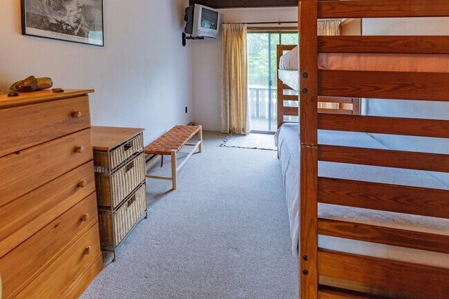 Building Photo - 18 Bunker Ln