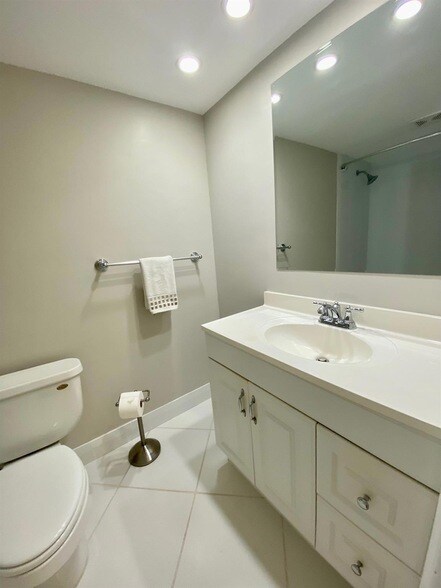 Building Photo - 3051 N Course Dr