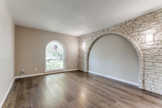 Building Photo - SPACIOUS CHARTER OAKS 4-BEDROOM