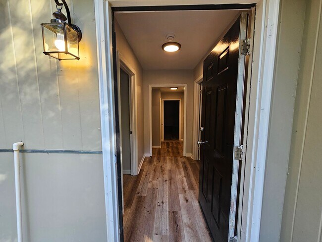 Building Photo - 3 Bedroom, 1 Bathroom- Home in South Rome!