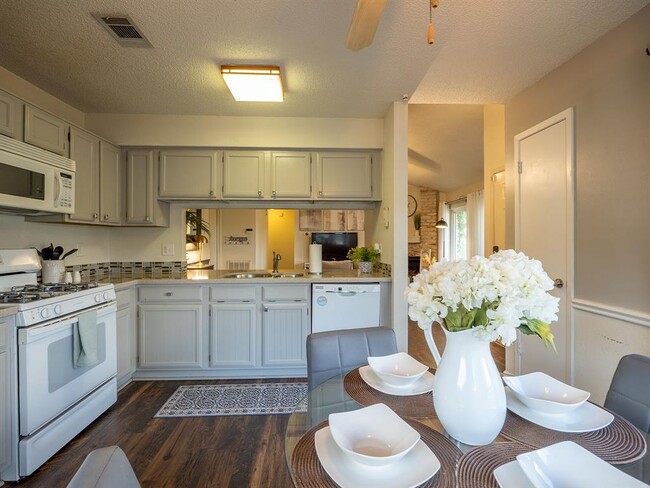 Building Photo - 16911 Village Oak Loop