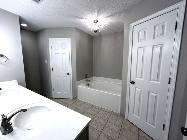 Building Photo - 3604-3604 Meadowlake Dr