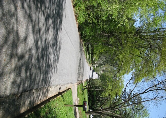 Building Photo - 597 Highland Ave