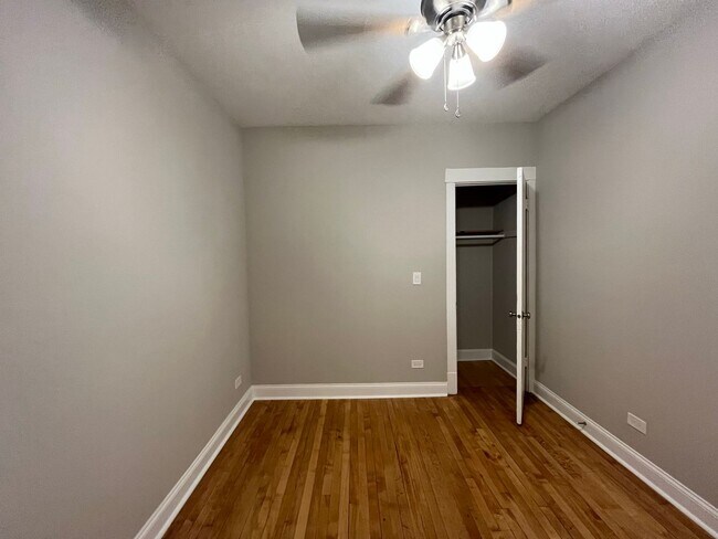 Building Photo - Albany Park rehabbed 2 bedroom close to Metra station.