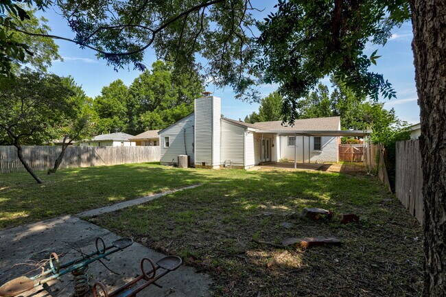 Building Photo - 910 Garver St