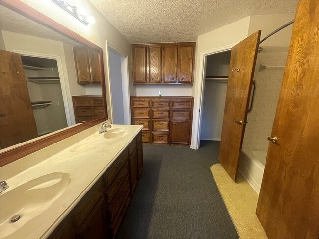 Building Photo - 302 Yorkshire Ct