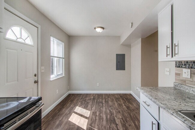 Building Photo - Lovely 2-Bed/1-Bath Townhouse – 850 sq. ft...