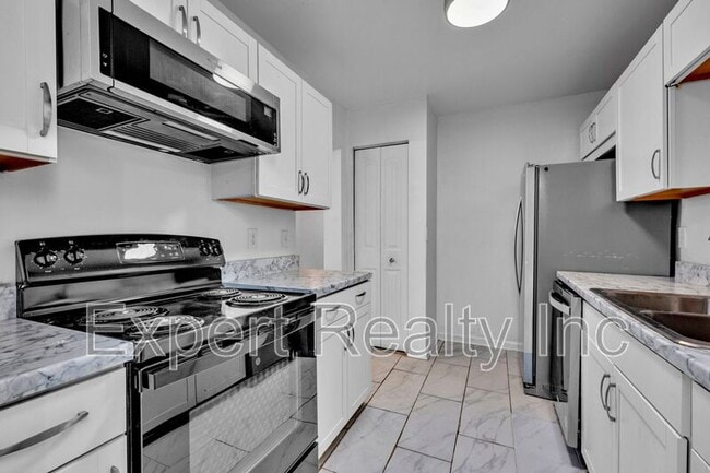 Building Photo - 1861 Woodland Ave SW