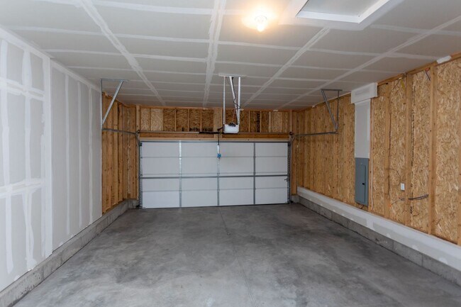 Building Photo - Exceptional 4-Bedroom Home with Dual Fireplaces, Main Level Master Suite, and Spacious Basement -...