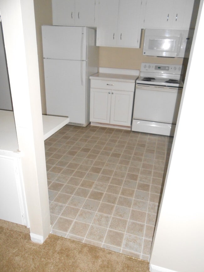 Building Photo - 3 Bedroom Townhome Close to Guilford College