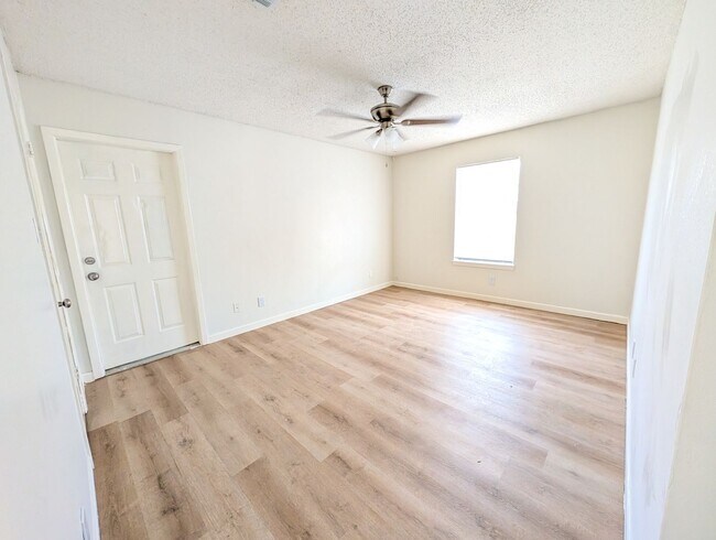 Building Photo - 6221-6223 Sandlin - B&amp;B