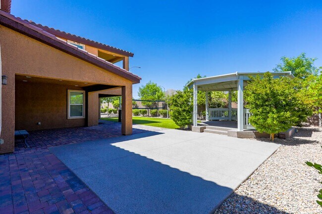 Building Photo - Stunning 5 Bed, 4 Full Baths And 2 Half Ba...
