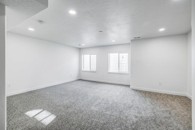 Building Photo - 803 N Hilltop Dr