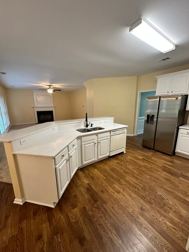Building Photo - 420 White Rose Trce
