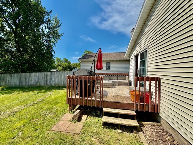 Building Photo - Spacious 3 Bedroom 2 Bathroom Home - Large Backyard!