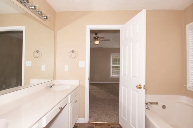 Building Photo - Beautiful 3 Bed, 2 Bath In Well Maintaine Community