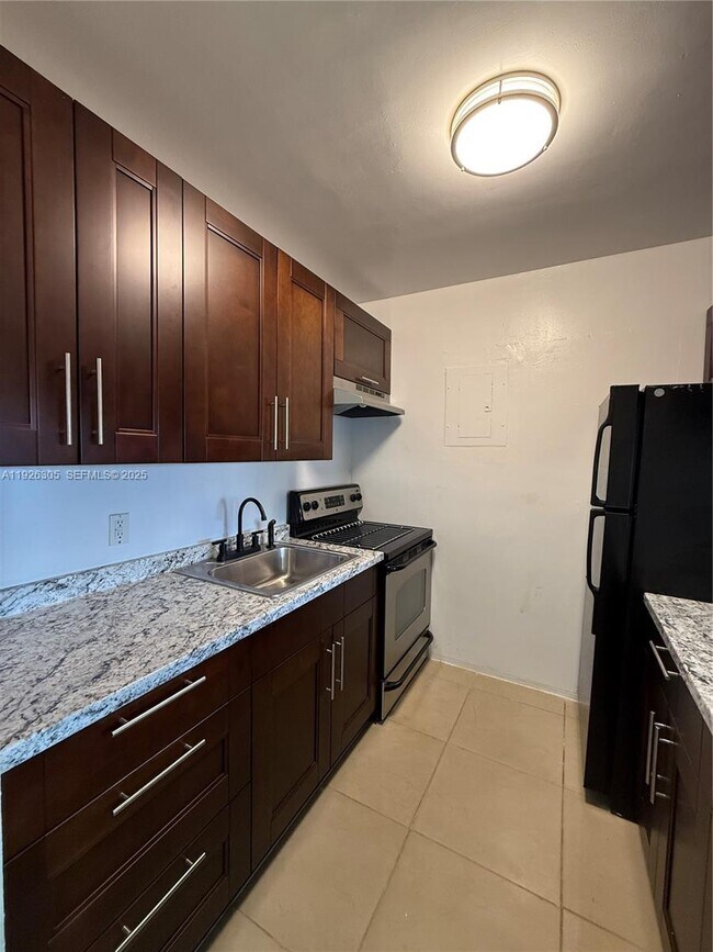 Building Photo - 2915 Plunkett St