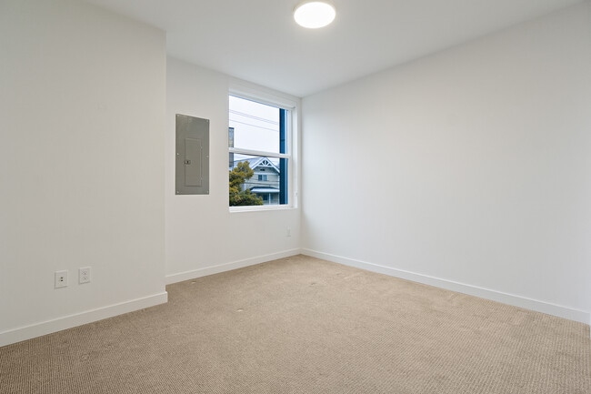 Building Photo - 2614 SW Nevada St