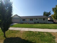 Building Photo - Great Family Home