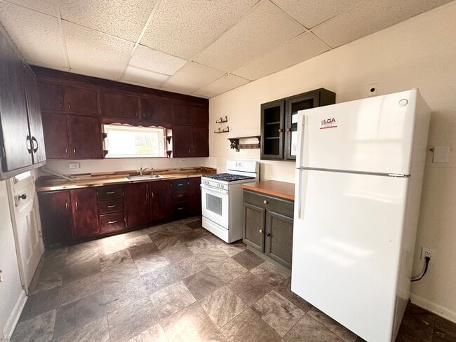 Building Photo - 4 Bedroom 1 Bathroom w/Garage in York City!