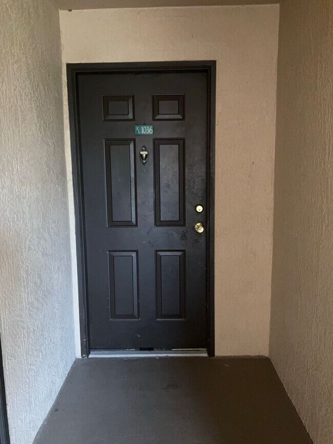 Building Photo - 2-bedroom, 2-bathroom Condo in gated commu...